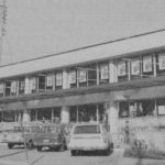 Supermercado Unicoop en Las Condes. Exterior del supermercado ubicado en avenida Apoquindo con Américo Vespucio. Fotografía para el número 96 de la Revista de la Construcción de mayo de 1970. Archivo Extensión CChC