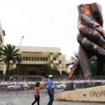 El monumento a la solidaridad ubicado en Valparaíso también sufrió graves daños e incluso el alcalde consideró su retiro del lugar