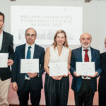 Los premiados Tomás Recart, Fernando Carmash, Chantal Signorio y Carlos Aldunate junto al Director Ejecutivo de la Corporación, Roberto  Fuenzalida