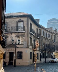 Fachada de la casa de Londres 65-67, actual sede de la Sociedad de Historia y Geografía y la Corporación de Patrimonio Cultural de Chile. 