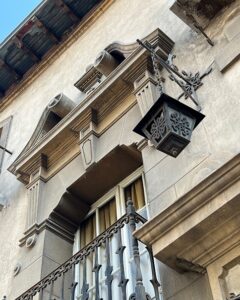 Detalle ornamental de la casa de Londres 65-67, actual sede de la Sociedad de Historia y Geografía y la Corporación de Patrimonio Cultural de Chile. 